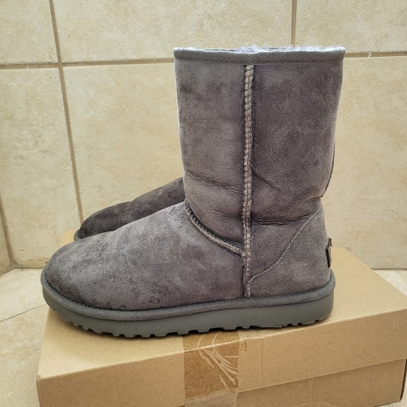 UGG Classic Short II size 8 - Picture 2 of 6